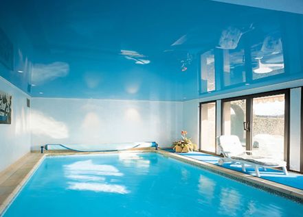 Натяжные потолки в бассейн