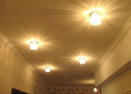 Натяжные потолки в коридор