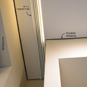 Современный натяжной потолок с треками swg 3