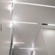 Световые линии на натяжном потолке с треками 5