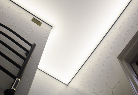 Световой натяжной потолок в ванной